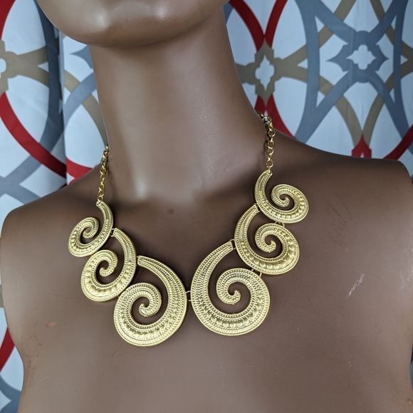 NWOT, LARGE BEAUTIFUL GOLD TONE STATEMENT NECKLACE. - Picture 4 of 6